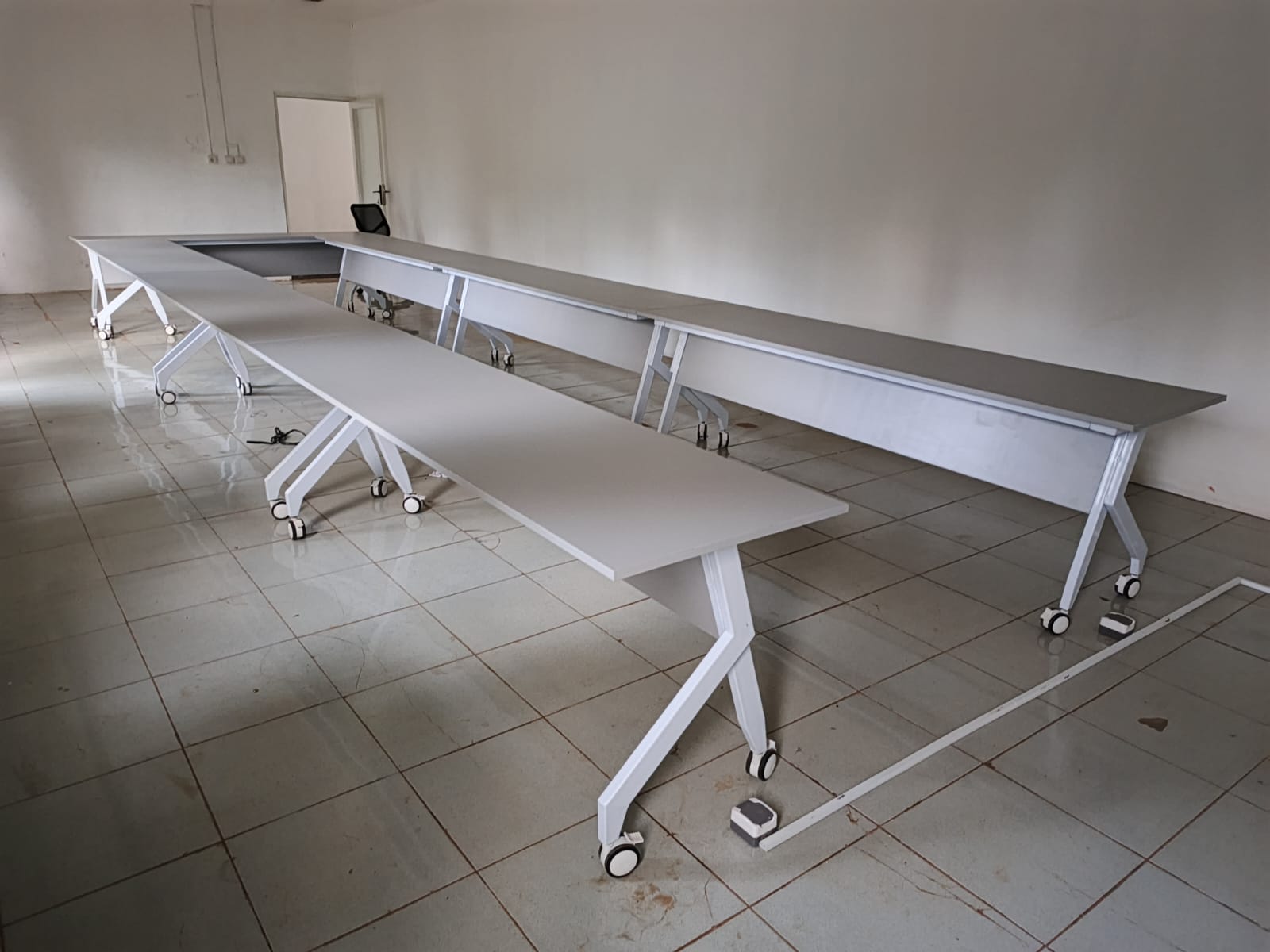 meja meeting custom HPL kaki besi