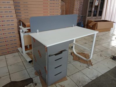 Meja kantor minimalis modern warna putih abu-abu dengan sekat dan laci TACO