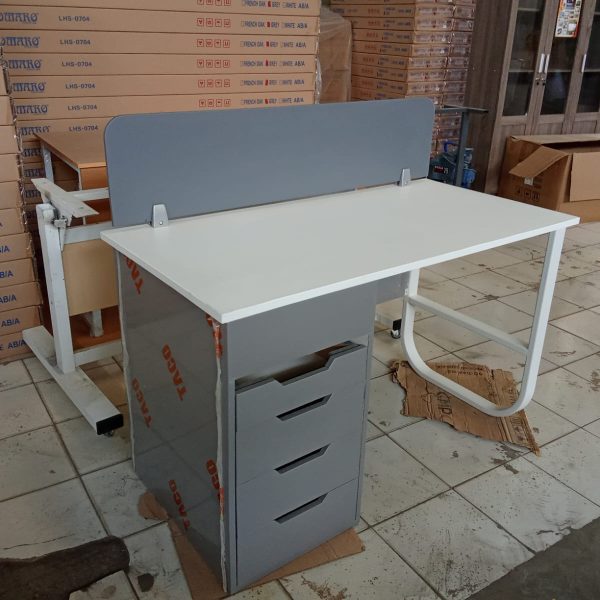 Meja kantor minimalis modern warna putih abu-abu dengan sekat dan laci TACO