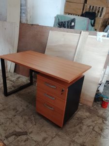 meja-kantor-minimalis-modern-kaki-besi