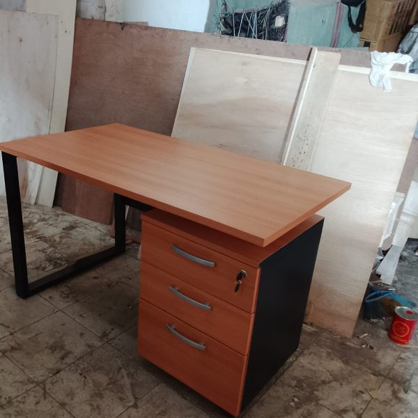 meja-kantor-minimalis-modern-kaki-besi