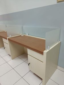 pemasangan-meja-kantor-workstation-minimalis