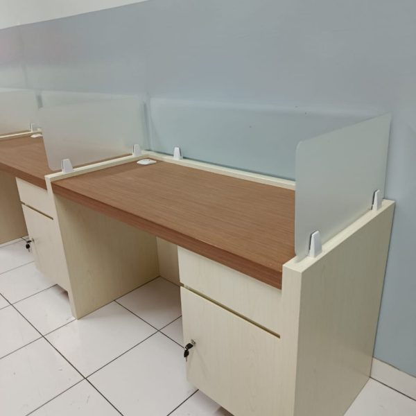 pemasangan-meja-kantor-workstation-minimalis